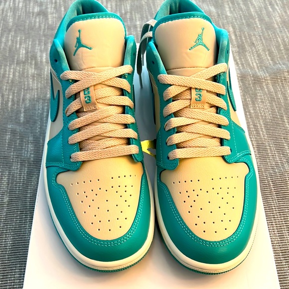 Jordan Shoes - Women’s Air Jordan 1 Low